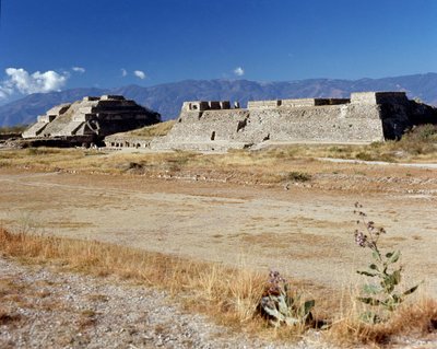 Widok na platformę północną (500 BC-850 AD) autorstwa Zapotec Zapotec