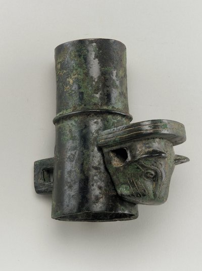 Kołpak z zawleczką odlewany w kształcie głowy kota (brąz) autorstwa Zhou Dynasty Chinese School