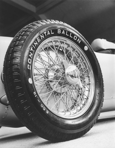 Przednie koło samochodu wyścigowego Auto-Union z 1911 r., ok. 1934-1935 r. autorstwa Zoltan Glass