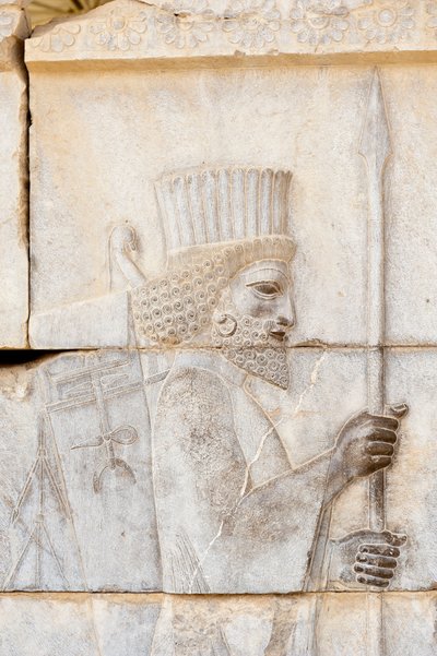 Starożytny relief Achaemenid; Perski z lancą; żołnierz Immortal Guard na Apadana Palace; archeologiczne miejsce; starożytne perskie miasto Persepolis; UNESCO World Heritage Site; Fars Province; Iran; Azja autorstwa Frederick (attr. to) Barnard