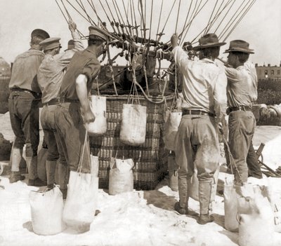 Mocowanie worków z piaskiem do kosza balonu, Fort Myer, USA autorstwa Hippolyte Lalaise Devéria