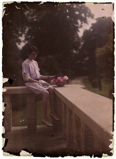 Autochromia młodej dziewczyny, ok. 1910 autorstwa Frederick (attr. to) Barnard