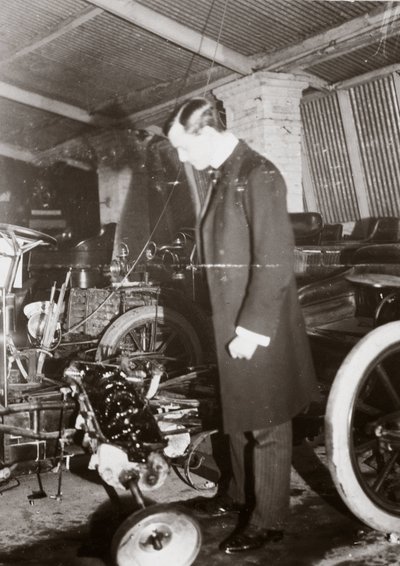 C S Rolls patrzący na silnik samochodu w swoim garażu, ok. 1900 autorstwa Ferdinand Georg Waldmuller