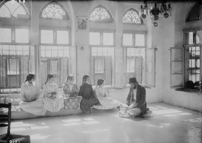 Dzieci i nauczyciel w szkole samarytańskiej w Nablusie, ok. godz. 1920 (zdjęcie czarno-białe) autorstwa . .