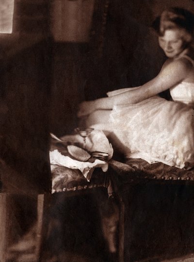 Klasyczna tancerka ubiera się w swojej loży. 1929 (druk) autorstwa . .