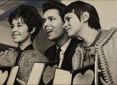„Cliff Richard (ur. 1940), Rita Tushingham (ur. 1942) i Helen Shapiro (ur. 1946)” autorstwa Frederick (attr. to) Barnard