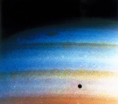 Wzory chmur na Saturnie, sfotografowane przez Voyager 1 autorstwa Frederick (attr. to) Barnard