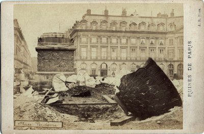 Komuna Paryska (1871): ruiny na Placu Vendome w Paryżu. Fotografia 1871. wym.16,5x10,8 cm autorstwa Frederick (attr. to) Barnard