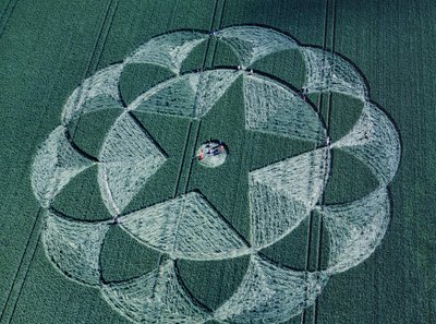 Krąg zbożowy na polu jęczmienia, Avebury Trusloe, Wiltshire, 20 czerwca 1998 (zdjęcie lotnicze) autorstwa Ferdinand Georg Waldmuller