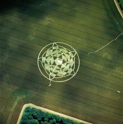 Krąg zbożowy na polu pszenicy, Avebury Henge, Wiltshire, 22 czerwca 2002 (zdjęcie lotnicze) autorstwa Ferdinand Georg Waldmuller
