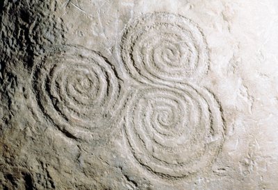 Szczegół krzywoliniowych rytów naskalnych w grobowcu z epoki kamienia w Newgrange (lista światowego dziedzictwa UNESCO) autorstwa Georg Carl Heinrich Dollmann