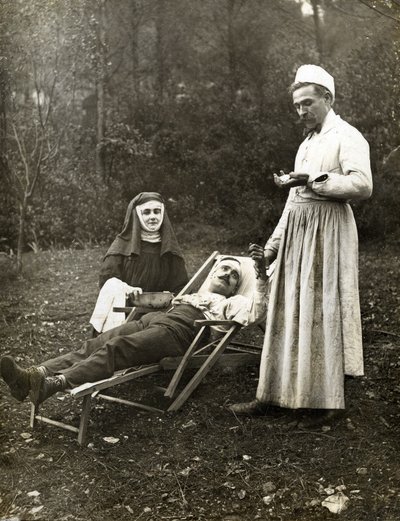 Lekarz badający puls rannemu mężczyźnie w asyście pielęgniarki zakonnej, ok. 1900 r. (zdjęcie czarno-białe) autorstwa . .