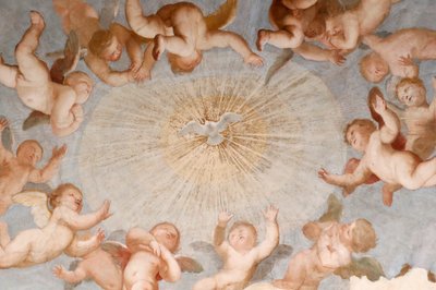 Gołąb ducha świętego. Świeży. Bazylika Santissima Annunziata del Vastato. Genua. Włochy. autorstwa . .