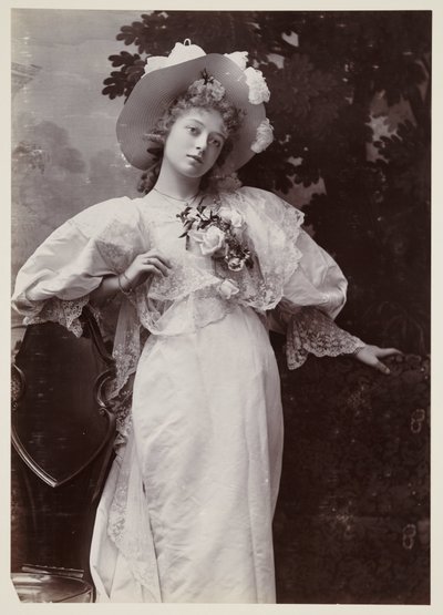 Portret edwardiański, kobieta w koronkowej sukience autorstwa John Pardon