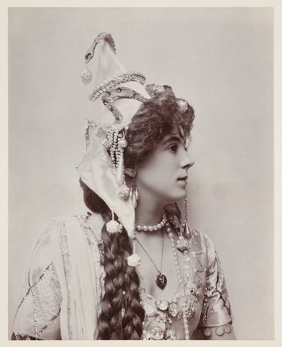 Portret edwardiański, kobieta w egzotycznym stroju autorstwa John Pardon