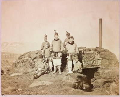 Expedition en Arctique (1875-1876) du capitaine George Nares (1831-1915) : Grupa rdzennych kobiet na dyskotece autorstwa Frederick (attr. to) Barnard