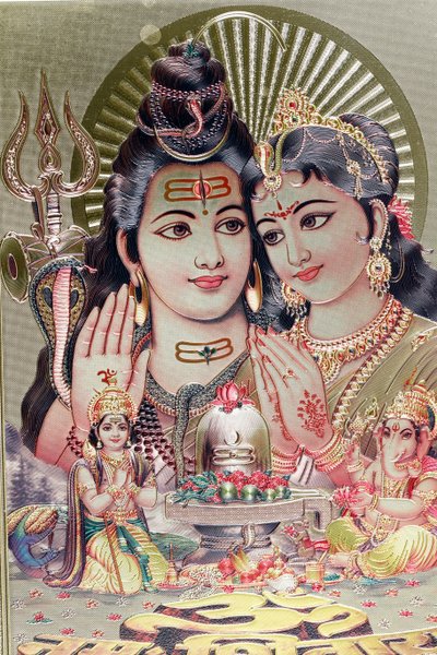 Bóg Shiva i Bogini Parvati z synem Ganesha. autorstwa . .