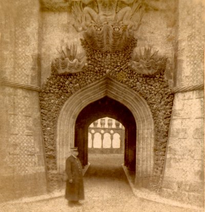Straż przed wejściem do Pałacu Pena (Palacio da Pena), Sintra, Lizbona, Portugalia c.1888 (zdjęcie) autorstwa Frederick (attr. to) Barnard