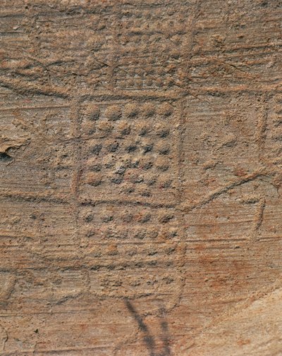Włochy, region Lombardia, Valcamonica, Capo di Ponte, prowincja Brescia, Park Archeologiczny Seradina-Bedolina, prehistoryczny ryt naskalny kamuński, Skała 1, kompozycja topograficzna znana jako „Mapa Bedoliny” autorstwa Isabel Redie