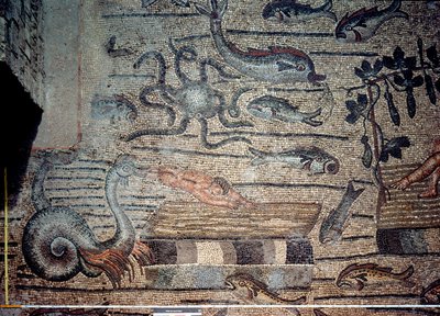 Jonasz wypluty przez wieloryba, fragment dekoracyjnego chodnika przedstawiający chrześcijańskie wizerunki i pogańskie symbole, ok. 313 r. n.e. (mozaika) autorstwa Hippolyte Lalaise Devéria