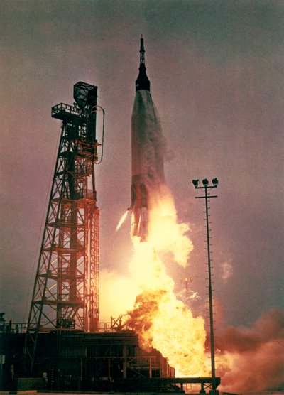 Załogowy lot kosmiczny, USA, Merkury/Gemini Wystrzelenie rakiety Atlas, która uniosła astronautę Johna Glenna na orbitę autorstwa Frederick (attr. to) Barnard