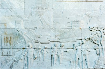 Marmurowa płaskorzeźba przedstawiająca ludzi; Wielki Mur; sekcja Jinshanling; Chińska Republika Ludowa autorstwa Frederick (attr. to) Barnard