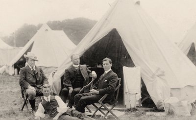 Mężczyźni odpoczywający pod namiotem ok. 1908 r. (zdjęcie) autorstwa . .