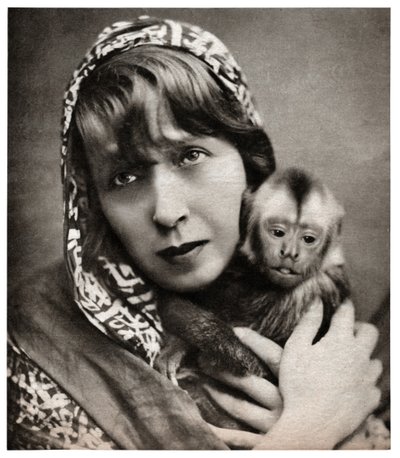 Mistinguett z małą małpką autorstwa . .