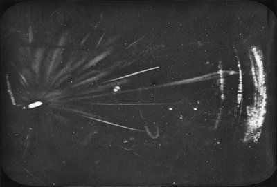 Obrazowanie cząstek, Cloud Chamber tory alfa, początek XX wieku autorstwa Ferdinand Georg Waldmuller