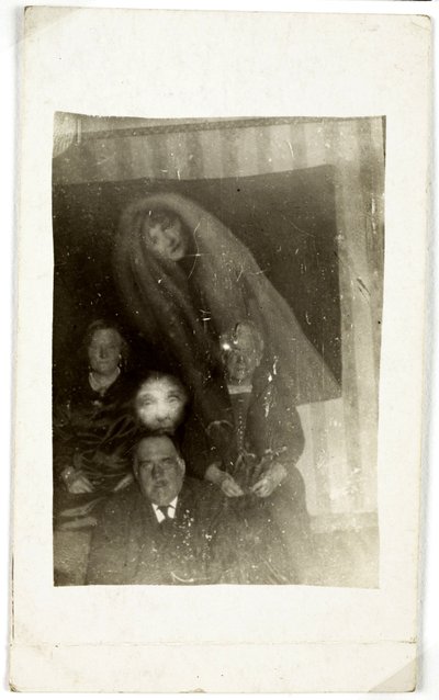 Zjawisko paranormalne: portret trzech starych ludzi, za nimi pojawia się duch kobiety, ok. 1920 r. Fot. William Hope (1863-1933) autorstwa Frederick (attr. to) Barnard