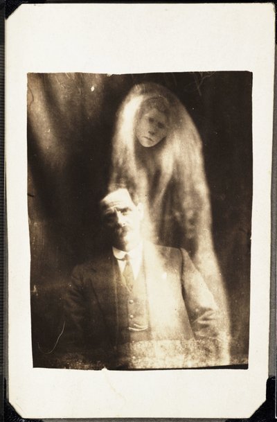 Zjawisko paranormalne: portret mężczyzny i ukazujący się za nim duch jego żony, ok. 1920 r. Fot. William Hope (1863-1933) autorstwa Frederick (attr. to) Barnard
