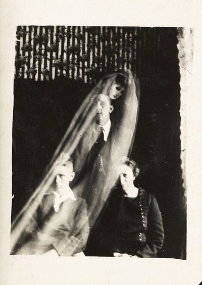 Zjawisko paranormalne: portret kobiety i dwóch mężczyzn, a za nimi duch kobiety, ok. 1920 r. Fot. William Hope (1863-1933) autorstwa Frederick (attr. to) Barnard