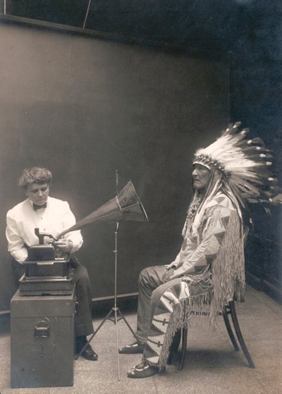Indianin Piegan, wódz górski, słucha nagrania z etnolożką Frances Densmore autorstwa . .