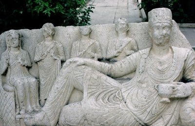 Relief przedstawiający rodzinę palmiryjską, prawdopodobnie ok. X-VIII w. p.n.e. (kamień) autorstwa Hippolyte Lalaise Devéria