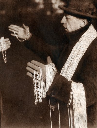 Sprzedawca ma wygaszacz pereł na ulicach Nowego Jorku w USA. 1929 (druk) autorstwa . .
