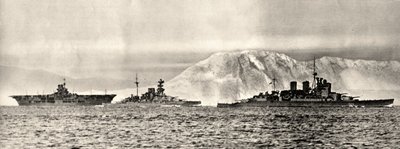 Statki HMS Ark Royal, HMS Malaya i HMS Renown opuszczające swoją bazę w Gibraltarze, ok. 1940 (zdjęcie) autorstwa . .