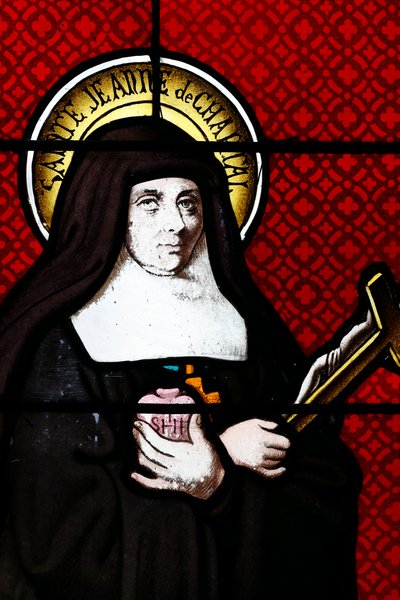 Witraż. Św. Jane Frances de Chantal jest świętą rzymskokatolicką, beatyfikowaną w 1751 r. Założyła Zakon Nawiedzenia Najświętszej Maryi Panny. Thorens. Francja. autorstwa . .