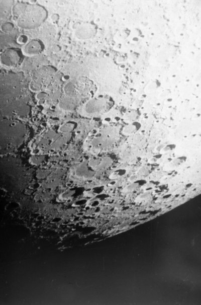 Powierzchnia Księżyca widziana z Luny 16 autorstwa Frederick (attr. to) Barnard
