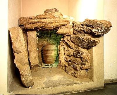 Rekonstrukcja grobowca etruskiego z urną autorstwa after Etruscan