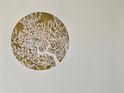 Ukryta mądrość, 2017, tłoczona na gorąco rolka liści na papierze autorstwa angus hampel
