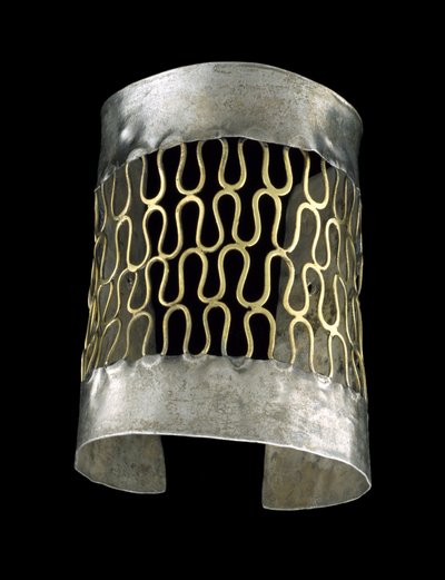 Opaska na ramię, 200 BC-400 AD (młotkowane srebro i filigranowe złoto) autorstwa culture Vicús