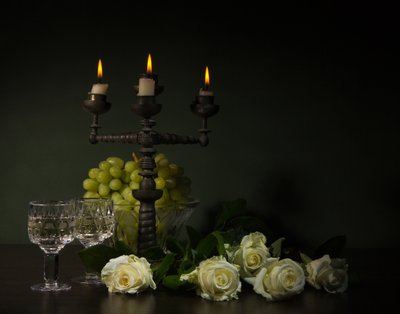 Elegancka martwa natura przy blasku świec autorstwa magnola