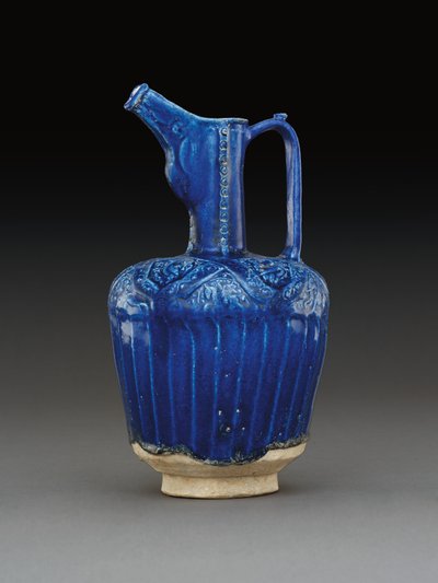 Nishapur formowany monochromatyczny kobaltowo-niebieski glazurowany dzban ceramiczny, wschodni Iran (ceramika) autorstwa School Iranian