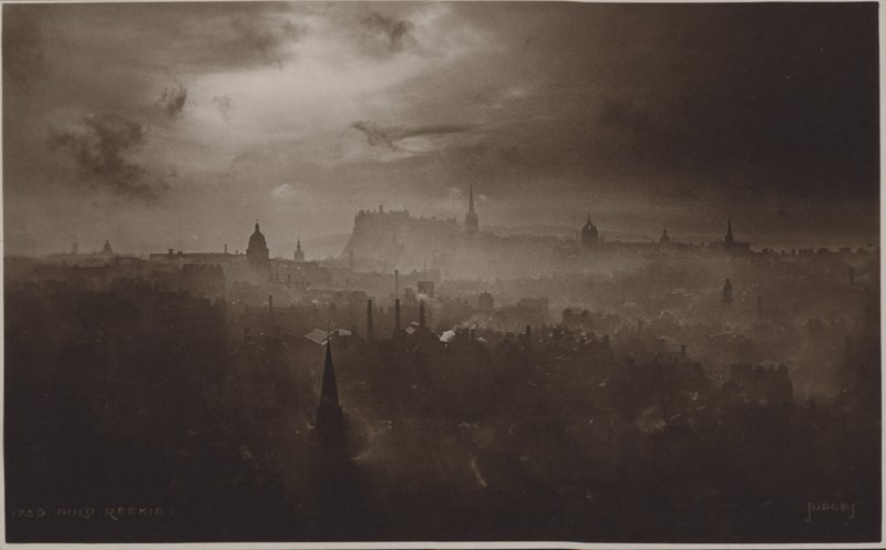 Auld Reekie (czarno-białe zdjęcie) autorstwa (after) English photographer