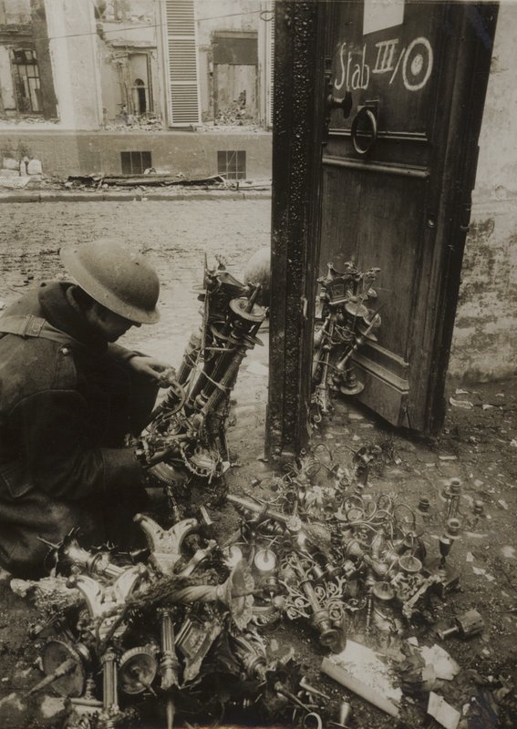 Cambrai, świeczniki związane w wiązki, gotowe do usunięcia przez Niemców, ale pozostawione autorstwa (after) English photographer