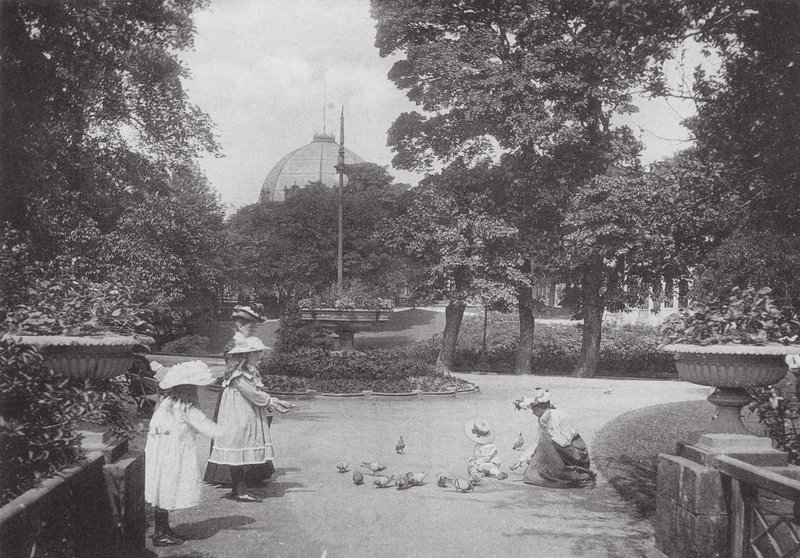 Karmienie gołębi, Buxton (zdjęcie czarno-białe) autorstwa (after) English photographer