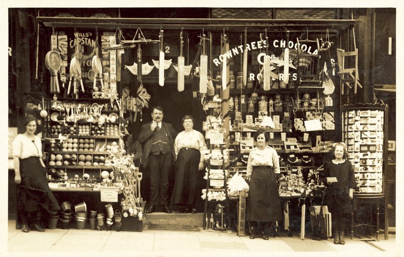 Sklep wielobranżowy, prawdopodobnie w nadmorskim kurorcie (zdjęcie czarno-białe) autorstwa (after) English photographer