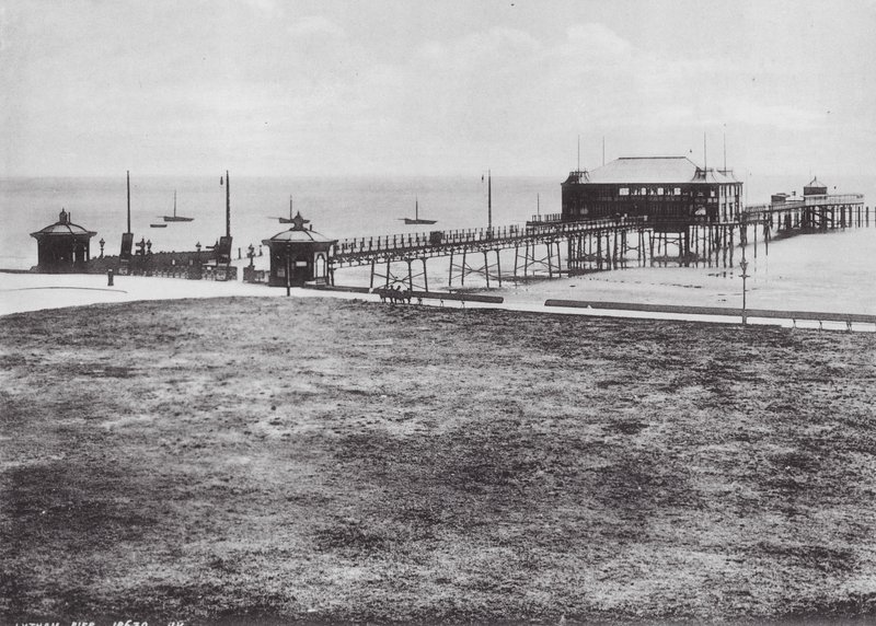 Molo w Lytham (zdjęcie czarno-białe) autorstwa (after) English photographer