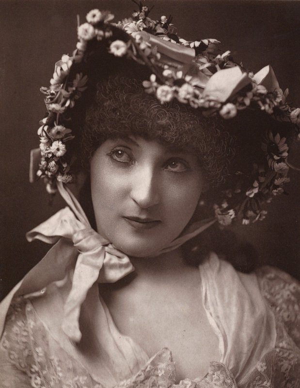 Panna Mulholland (zdjęcie czarno-białe) autorstwa (after) English photographer