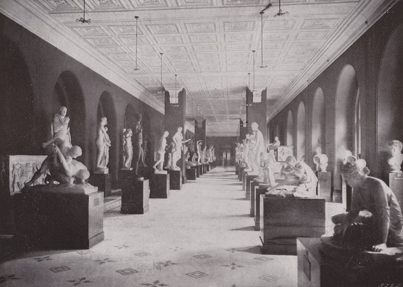 Sala Rzeźby, Muzeum Wiktorii i Alberta (zdjęcie czarno-białe) autorstwa (after) English photographer